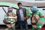 Siddharth Shukla shares a slice of pizza with Donatello and Leonardo on 30th May 2016